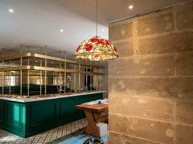 Salle de bain moderne r&eacute;nov&eacute;e, sans personnage