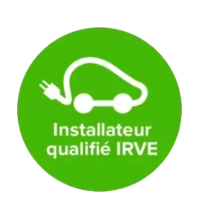 Photographie professionnelle d'une borne de recharge pour véhicules électriques installée devant une maison résidentielle, montrant le travail réel de l'installateur IRVE. La borne doit être moderne, bien intégrée, avec des câbles proprement installés. Lumière naturelle de jour, cadrage mettant en avant l'installation complète et professionnelle.