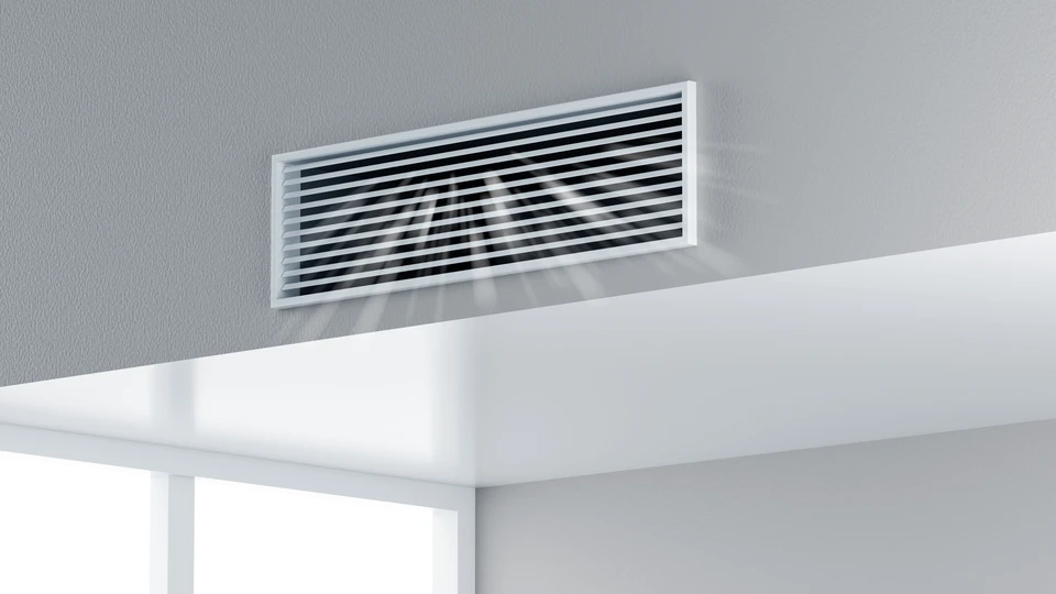 Électricien ou technicien installant une unité de VMC (ventilation mécanique contrôlée) au plafond d'une pièce, en train de fixer l'appareil ou de raccorder les conduits. La scène se déroule dans un intérieur résidentiel moderne, montrant clairement l'équipement de ventilation et le professionnalisme de l'installation.