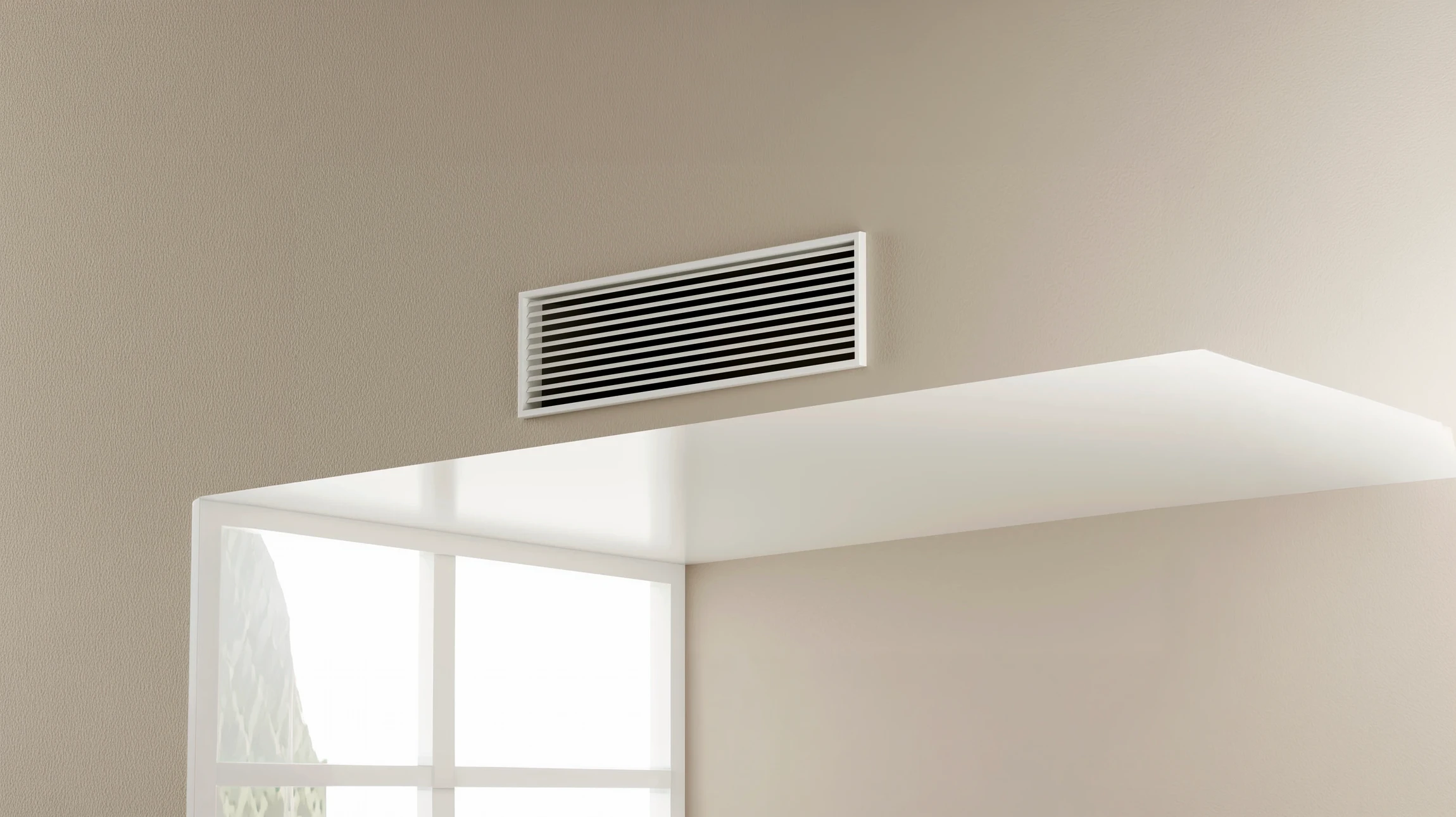 Photographie d'un artisan électricien en tenue professionnelle installant ou entretenant une unité de ventilation mécanique contrôlée (VMC) dans un intérieur résidentiel, avec focus sur le système de ventilation fixé au plafond ou à la paroi, montrant clairement les conduits et l'équipement de ventilation en contexte professionnel.