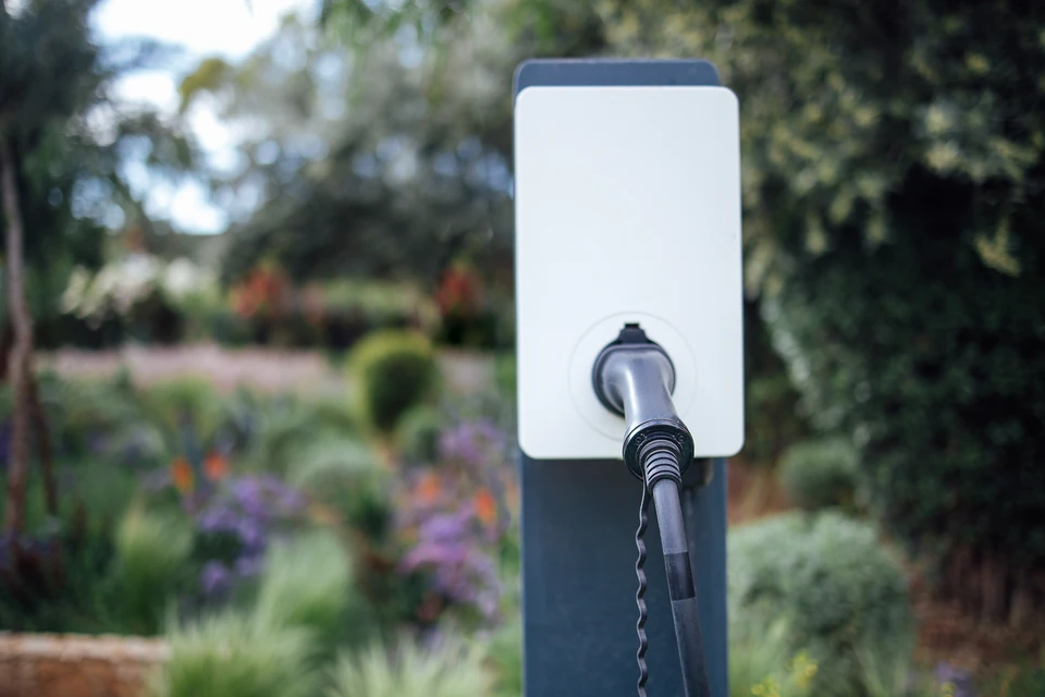 &Eacute;lectricien effectuant des mesures sur tableau &eacute;lectrique avec multim&egrave;tre num&eacute;rique