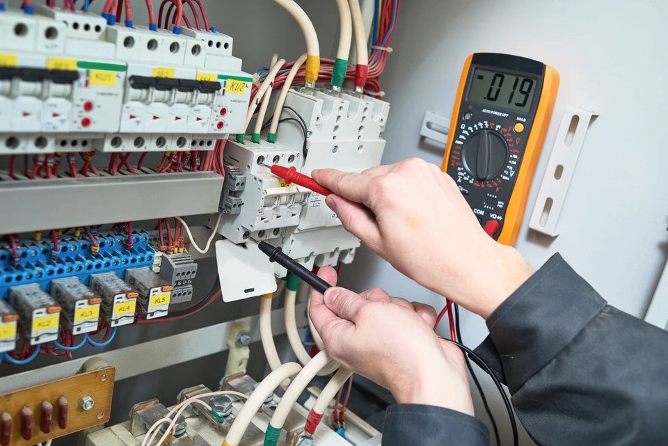 Int&eacute;rieur r&eacute;sidentiel, mains d'&eacute;lectricien installant des prises &eacute;lectriques murales