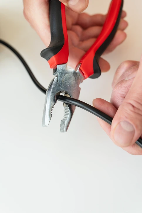 L'homme, un &eacute;lectricien travaillant dans un tableau &agrave; fusibles, utilise une tablette