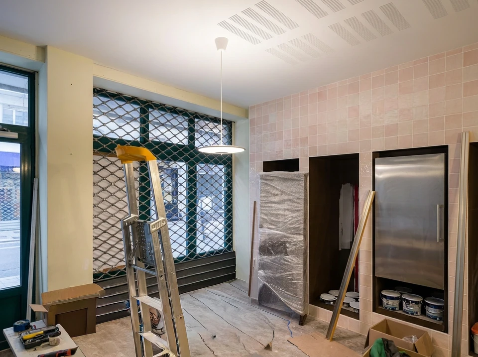 Un électricien professionnel travaillant sur le système électrique, le concept d'amélioration et de réparation des maisons